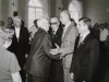 Walne Zgromadzenie 30 maja 1977 r. Nestor Egugeniusz Oiasecki gratuluje nowowybranym władzom Cechu
