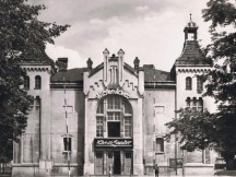 Dom Ludowy w okresie, gdy ulokowano w nim Kino Włókniarz, pocztówka z okresu PRL